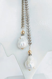 Oxidized silver tone chain with Baroque pearls lariat